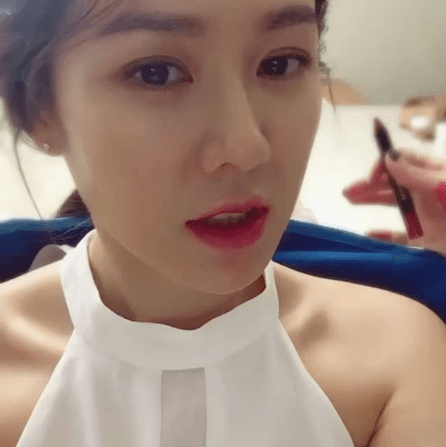 原创孙艺珍ig大翻白眼超调皮自拍没偶包爱做鬼脸不怕脸大女神有颜就