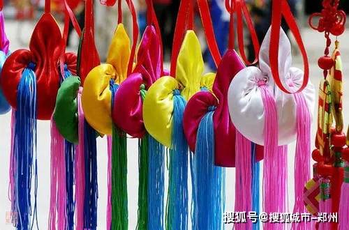 让仙子们为他们点上雄黄酒,让孩子们穿上美美的汉服,点雄黄也是端午节