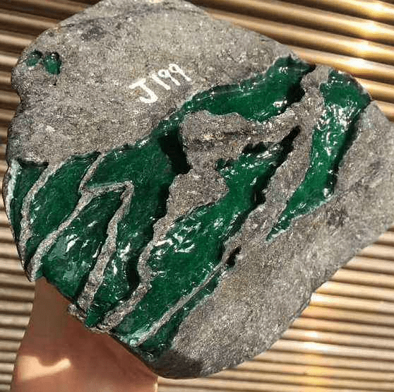 翡翠干货一莫湾基场口黑钨砂皮翡翠原石的特点