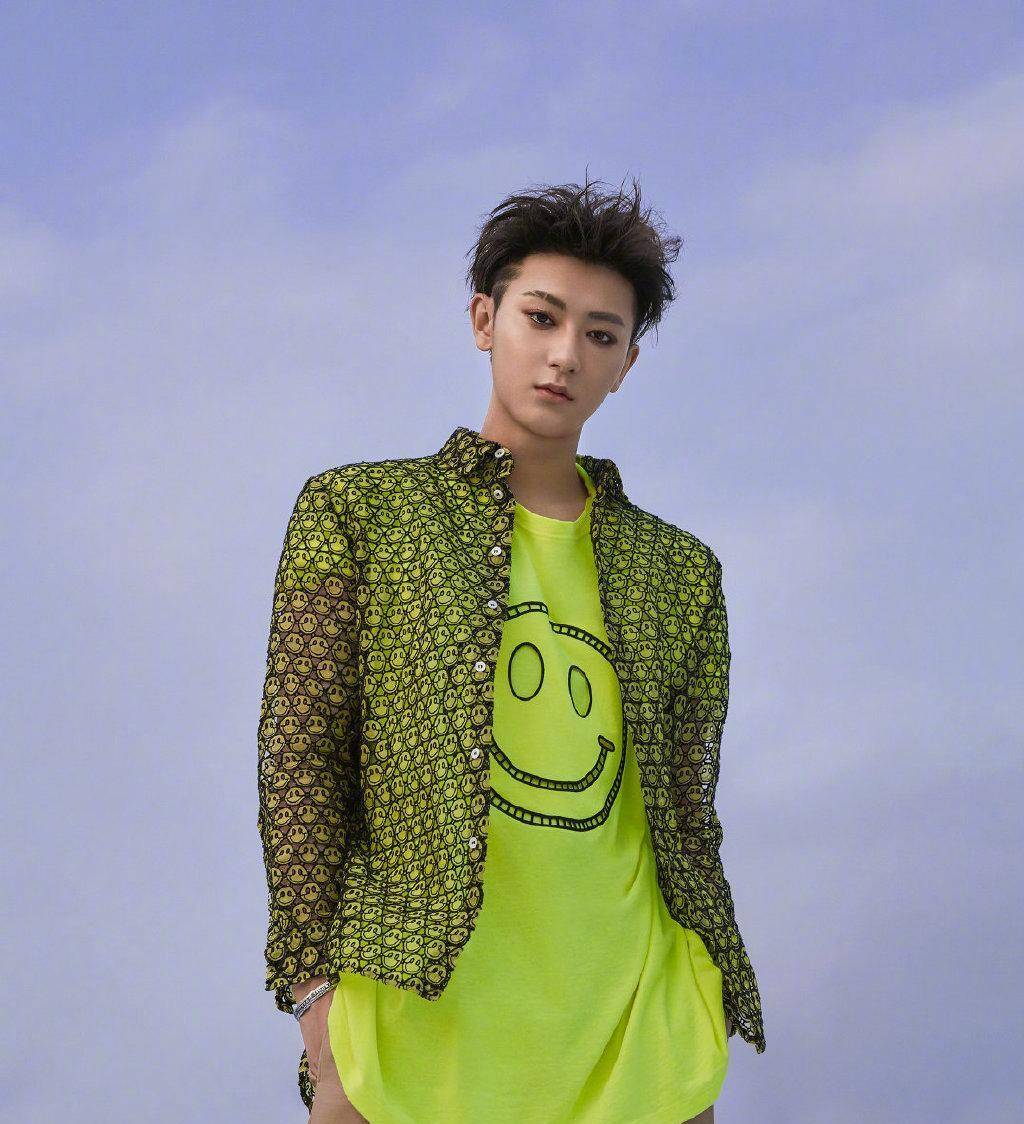 原创《创造营》毒舌教练黄子韬,化"断眉妆"帅气撩妹,太有范了