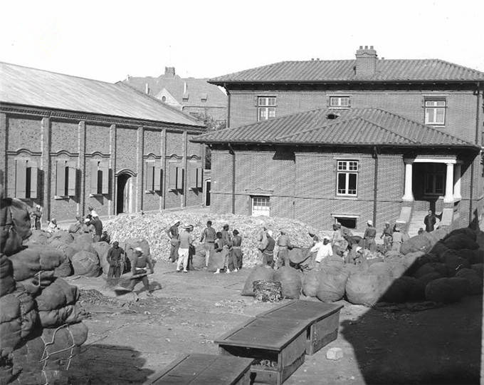 老照片,清朝光绪年间天津皮革厂工人的生活状况