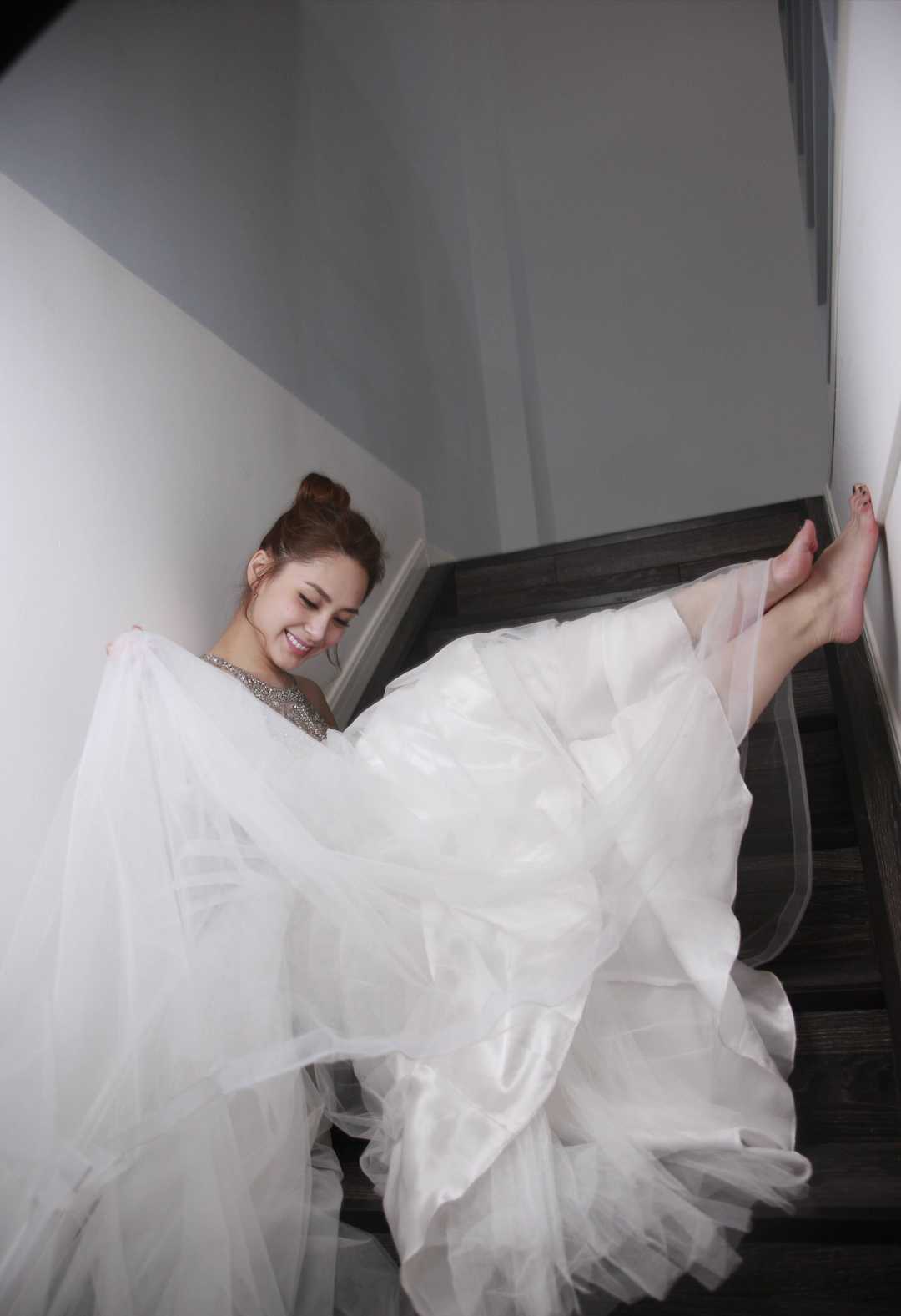 钟欣潼气质惊艳扎丸子头发型搭配挂脖式拼接连衣裙高贵大气