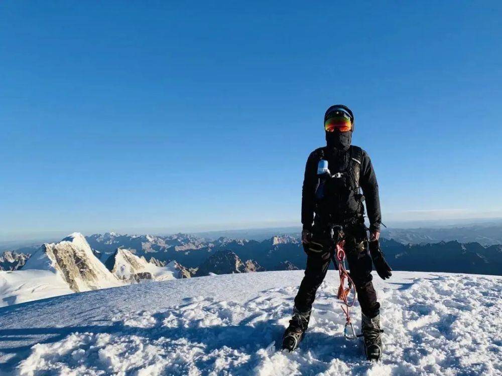 登上雪山之巅,脚下是层层叠叠翻卷的云海,顶天立地,这种感觉绝无仅有.