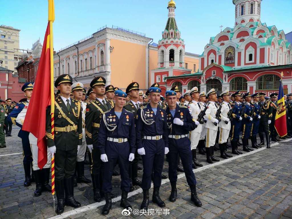 俄罗斯红场阅兵 口罩挡不住中国天团的帅气!