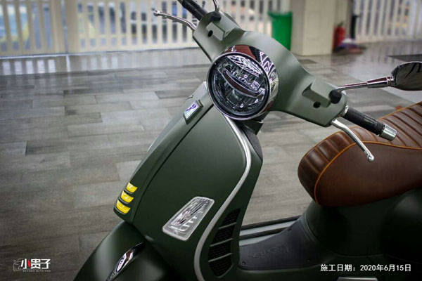 骑上改色哑光军绿色比亚乔踏板小摩托,更加英姿飒爽_手机搜狐网