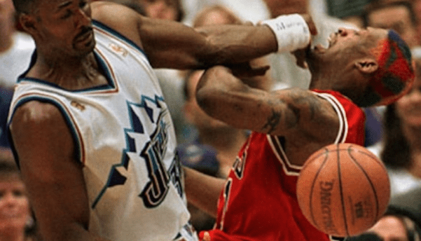 自然也免不了吃到马龙的铁肘