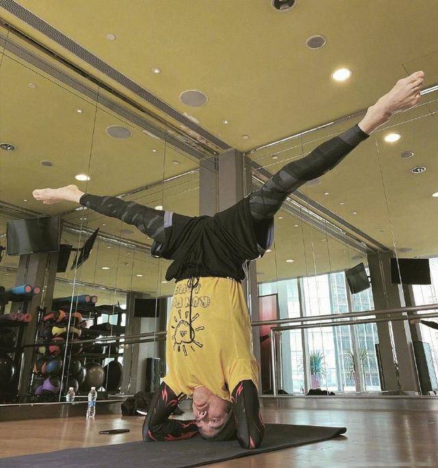 原创向佐在健身房练基本功,动作潇洒帅气,这基本功在别人看来却很难
