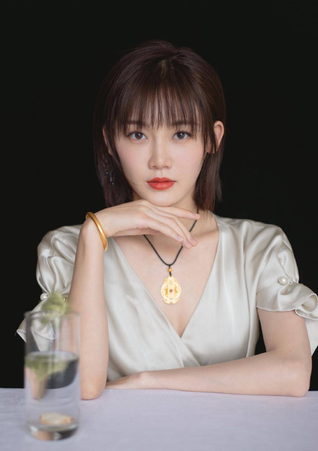 原创苗苗太美了,31岁穿丝质衬衫配高腰裤,冷艳高贵优雅满屏