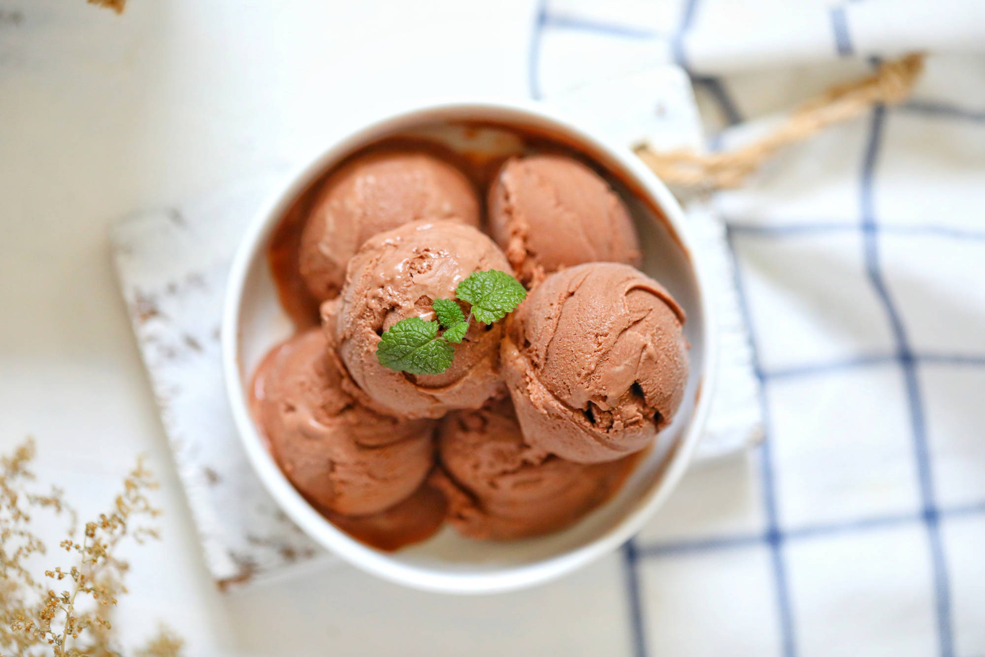 在家自制巧克力冰淇淋醇香细腻无冰碴掌握窍门一次就能成功