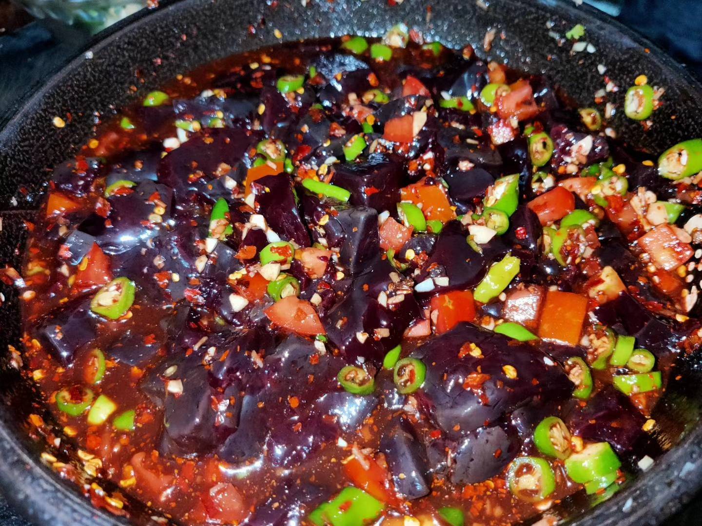 在贵州苗寨做客,品贵州黄牛肉,生吃牛血,体验茹毛饮血的生活