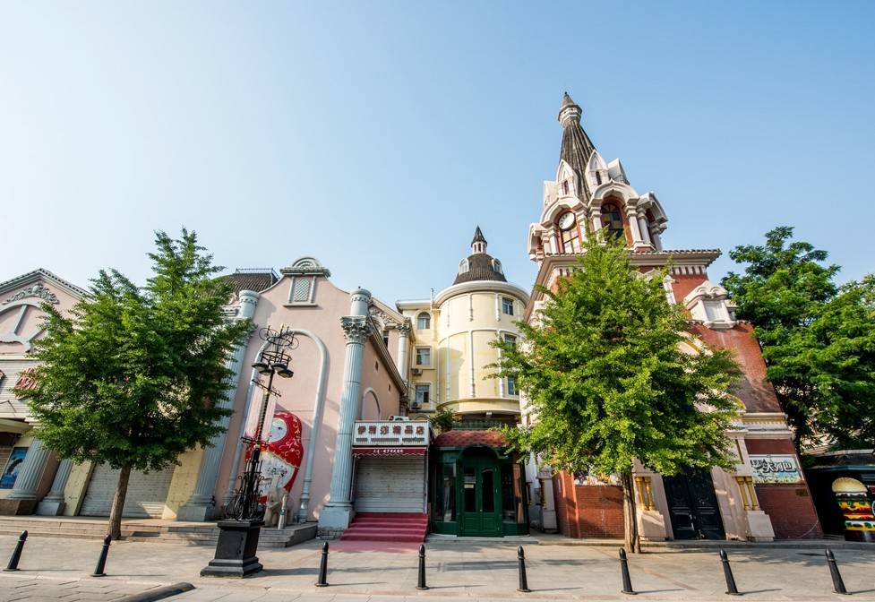 您也可以乘大连40,403,526,538和613到达胜利桥北站,然后步行到达.