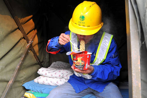 如果儿女不在身边,爸妈还会好好过节吗?