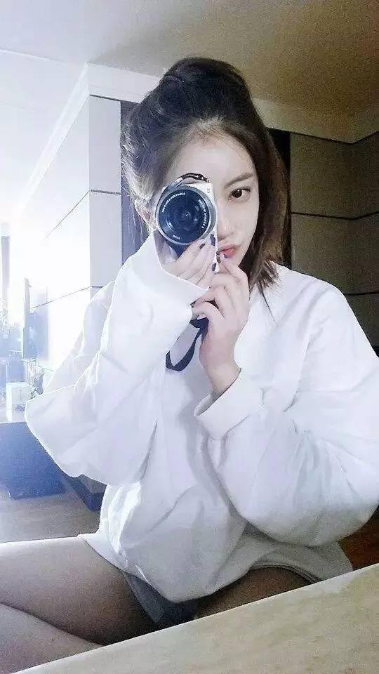 不会out这样一来只露半边脸又可以让人家觉得你是被拍不是好恋自拍,这