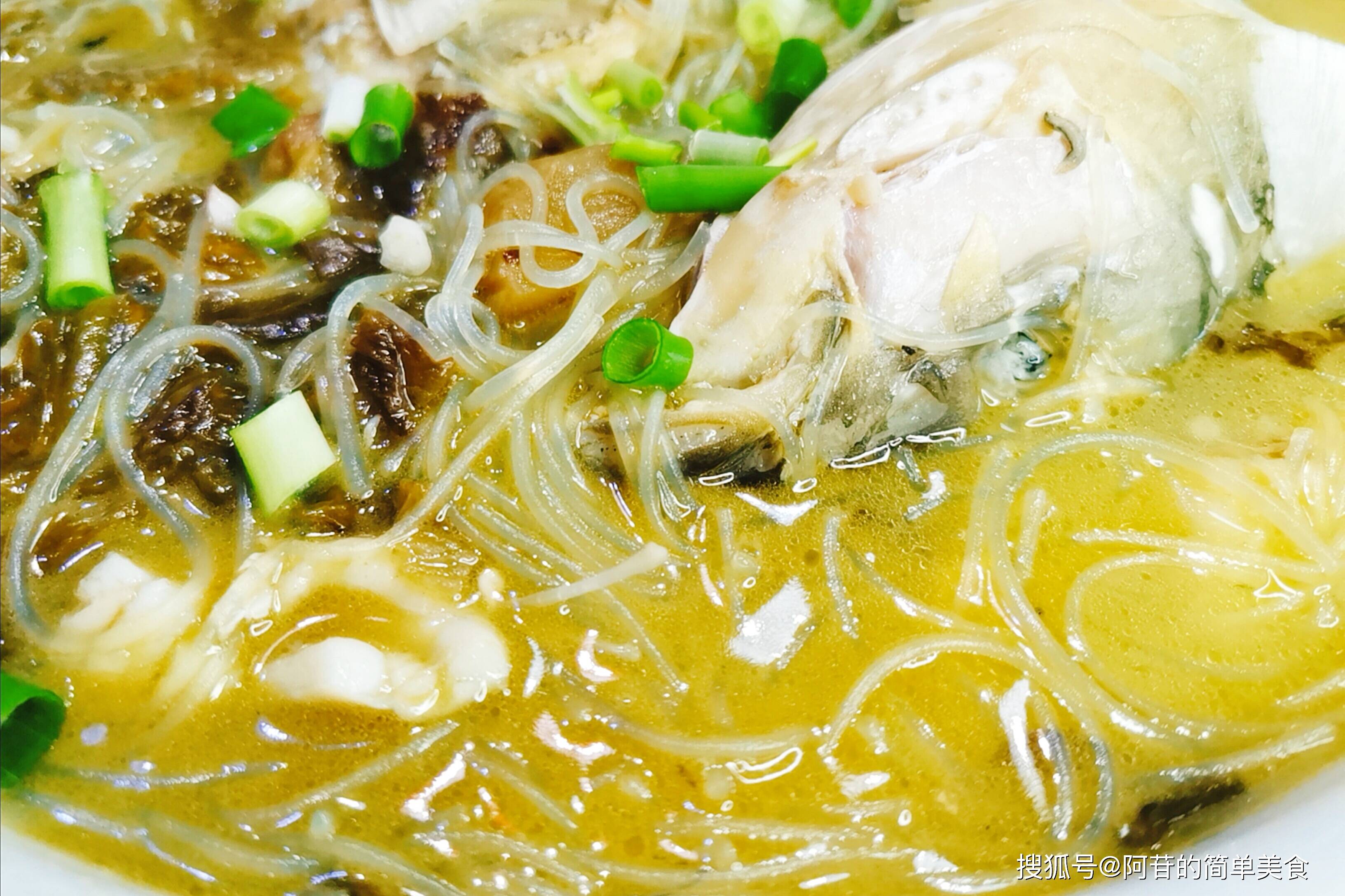 夏日开胃菜酸菜鱼骨粉丝一锅出简单省事美味无比