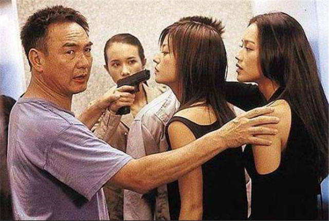 2002年,王家卫也许是怕老友刘镇伟在家闲不住,于是邀请他出山拍摄