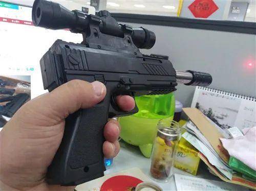 这款水弹q被商家宣传说: 他的这个子弹软软的没有杀伤力,打在身上也不