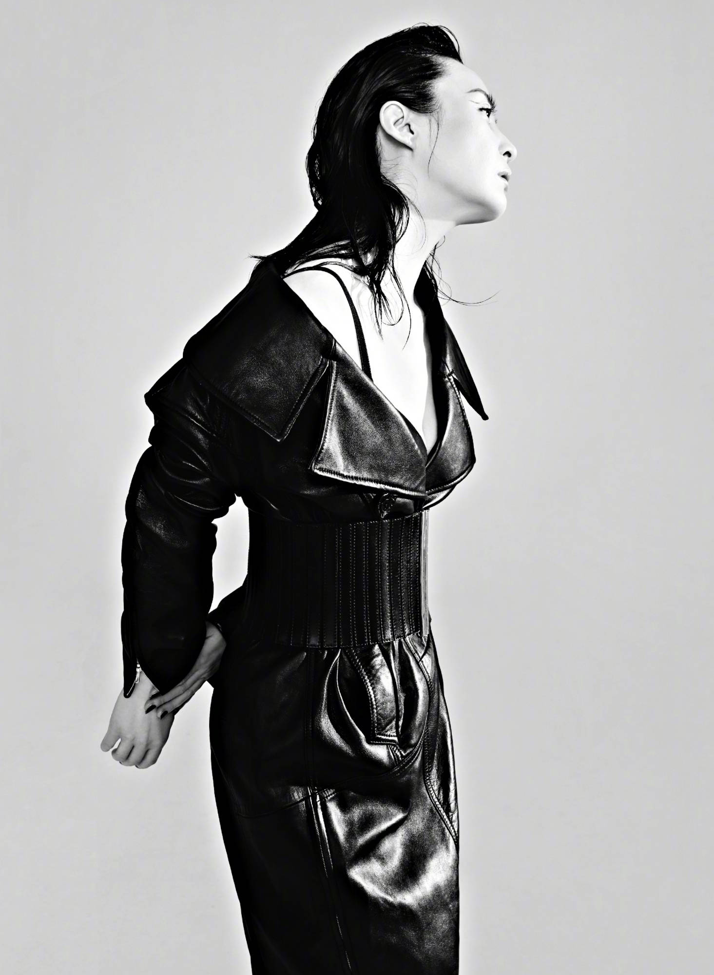 原创45岁蒋勤勤最新时尚造型,黑色皮衣潇洒帅气,逆生长令人羡慕