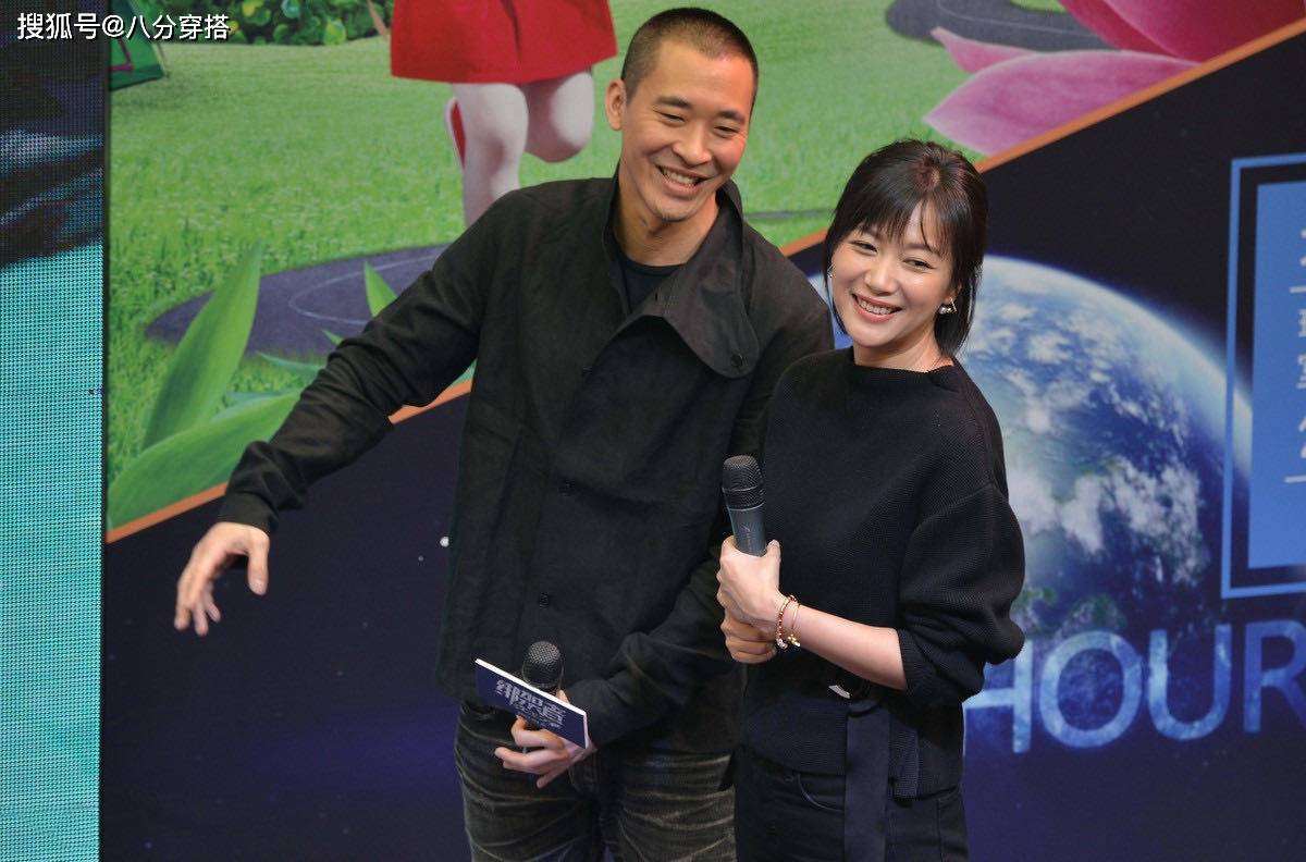 徐静蕾和黄立行越长越像!同穿黑色上衣舒适随性,笑容灿烂太甜蜜