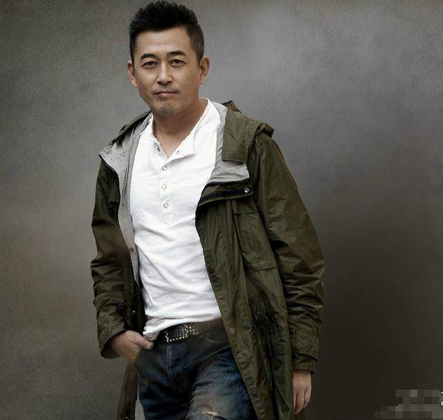 原创他60后低调老干部比当红大叔张嘉译更早成名如今老戏骨成配角