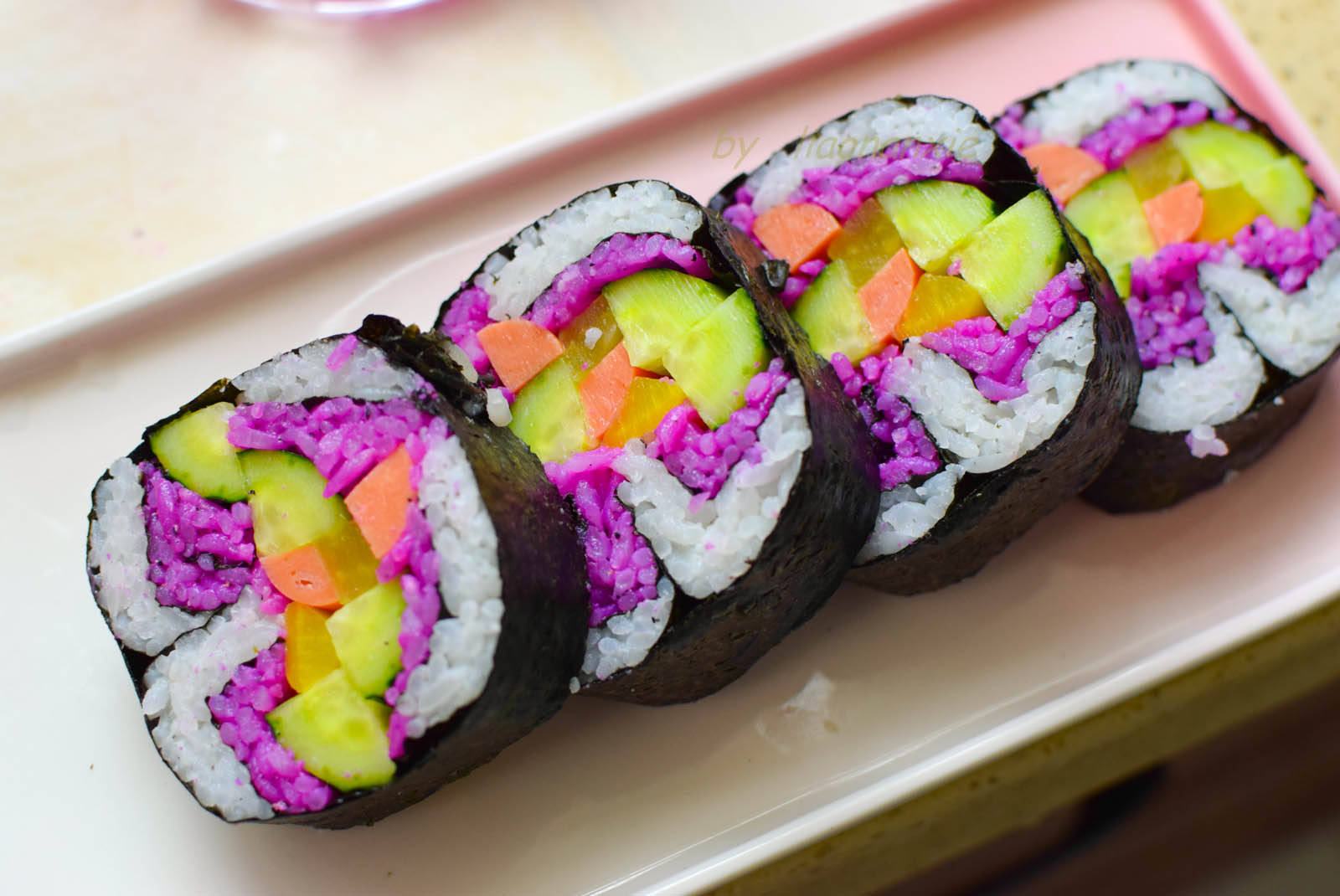 老妈做寿司,粗心搞错了花型,孩子一块接一块吃,还说好吃,暖心_饭团