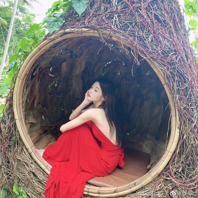 中戏眼光真的好,《酋长的男人》予辰女神范十足,看她的背想拔罐