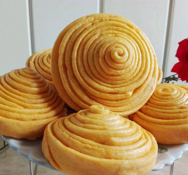 原创南瓜年轮卷,色泽金黄,蓬松暄软