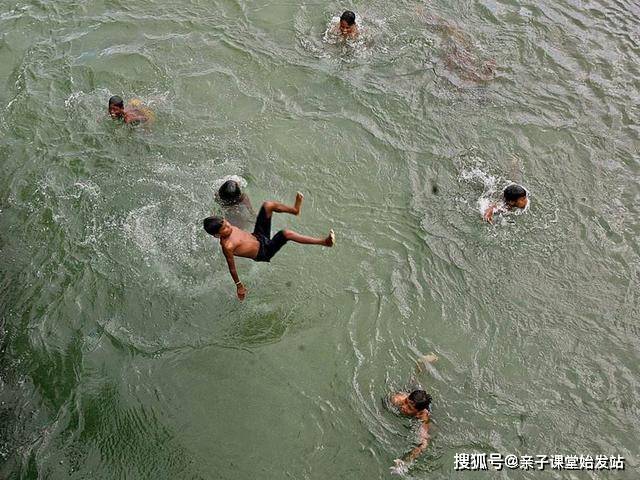 5,那时候没有防晒霜,没听说紫外线,也没有二十四小时热水的家.