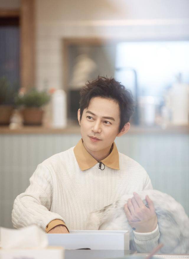 原创他主持快乐大本营22年今穿棕色衬衫配毛衣46岁超温暖