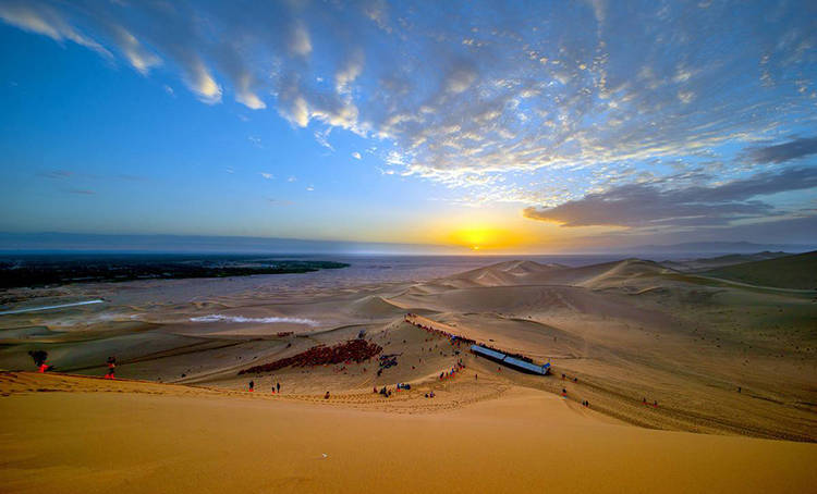 也比较凉快,晚上的鸣沙山,也可以骑骆驼,滑沙,玩越野摩托,看完日落