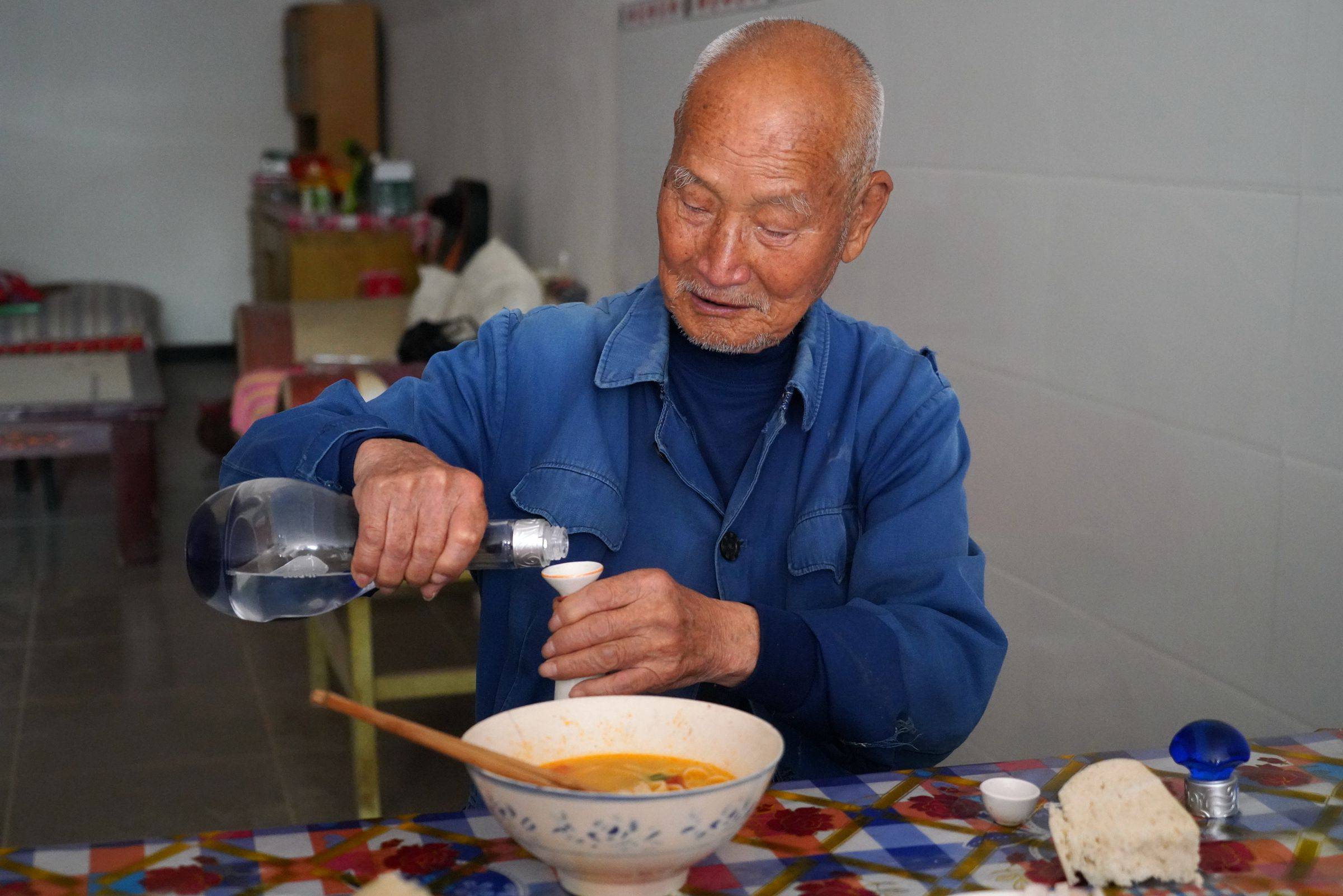 山西农村88岁老人1生离不开酒瓶,现在3天喝1斤,看生活成啥样_老爷爷