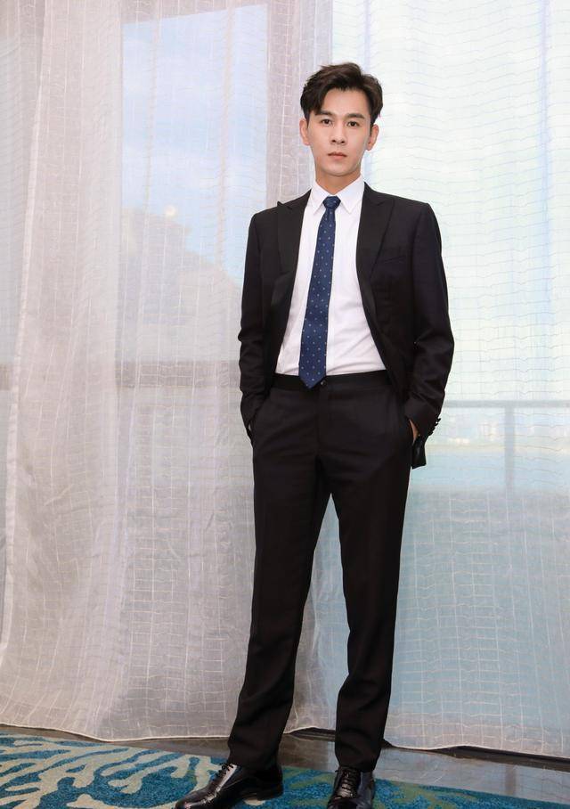 他是"古装美男子",穿灰色卫衣配牛仔裤现身,42岁还是少年样_乔振宇