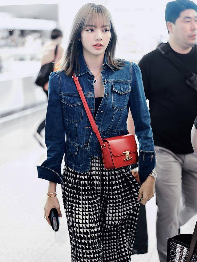 原创lisa《青2》录制穿搭,印花外套搭白衬衫阔腿裤,温柔休闲