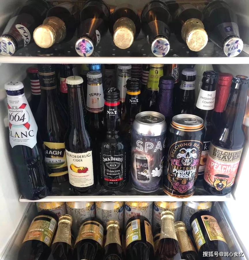 家里如果有喜欢喝酒之人,那么夏天冰箱里就少不了各种啤酒,鸡尾酒.