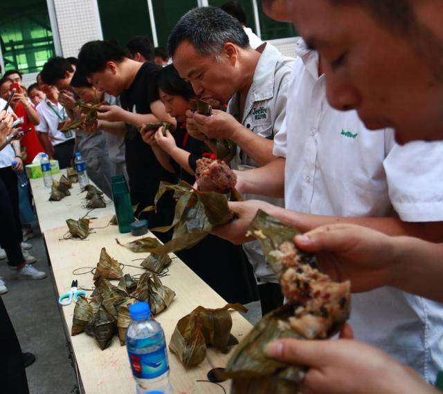 吃粽子大赛叠箱子大赛则由参赛人员进行来回跑拿取纸箱,一次只能拿一