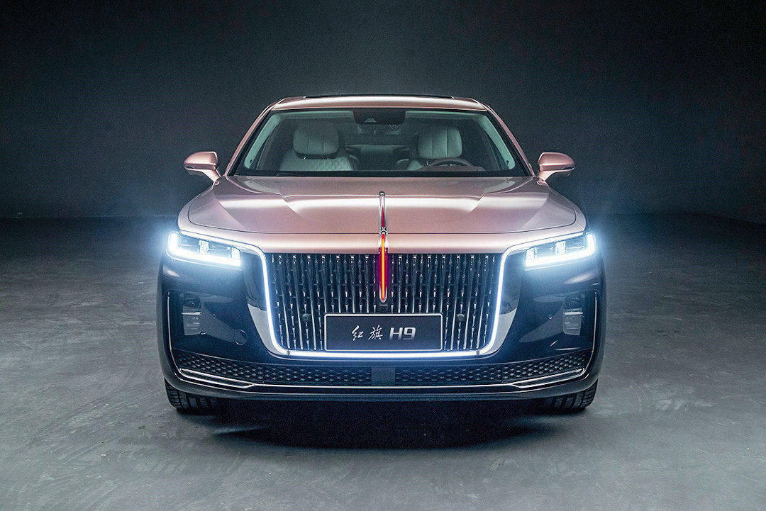 先不用着急研究车型的设计美学,当长度超过5米1,宽度超过1米9的红旗h9