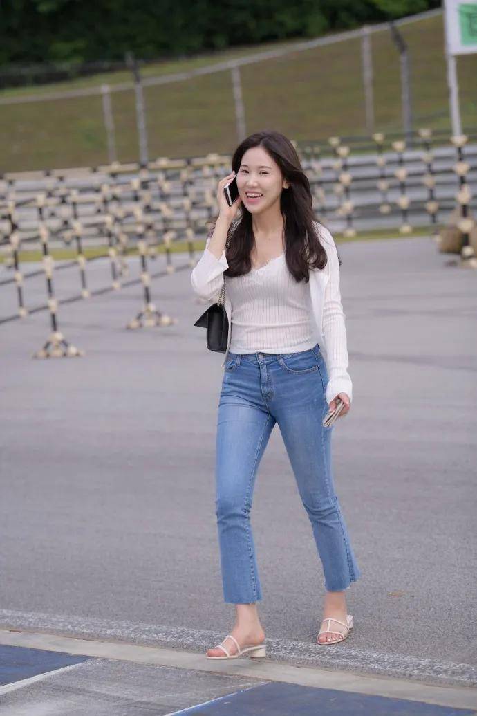 街拍丨白衣搭配牛仔裤