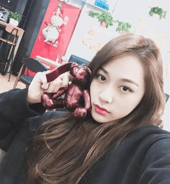 她在比赛前就被亮亮淘汰,却是《这就是街舞》盛典最先亮相女舞者