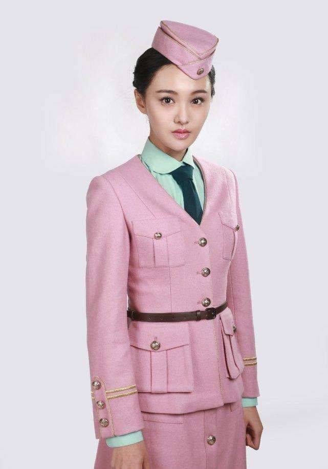 长了一张天生"初恋脸"的郑爽,此前在《偏偏喜欢你》中也首次尝试了一