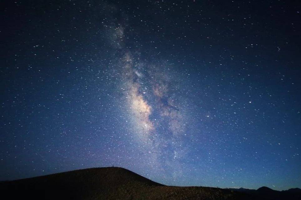 在地球的另一端,也有同樣孤獨的目光,注視著同一顆星