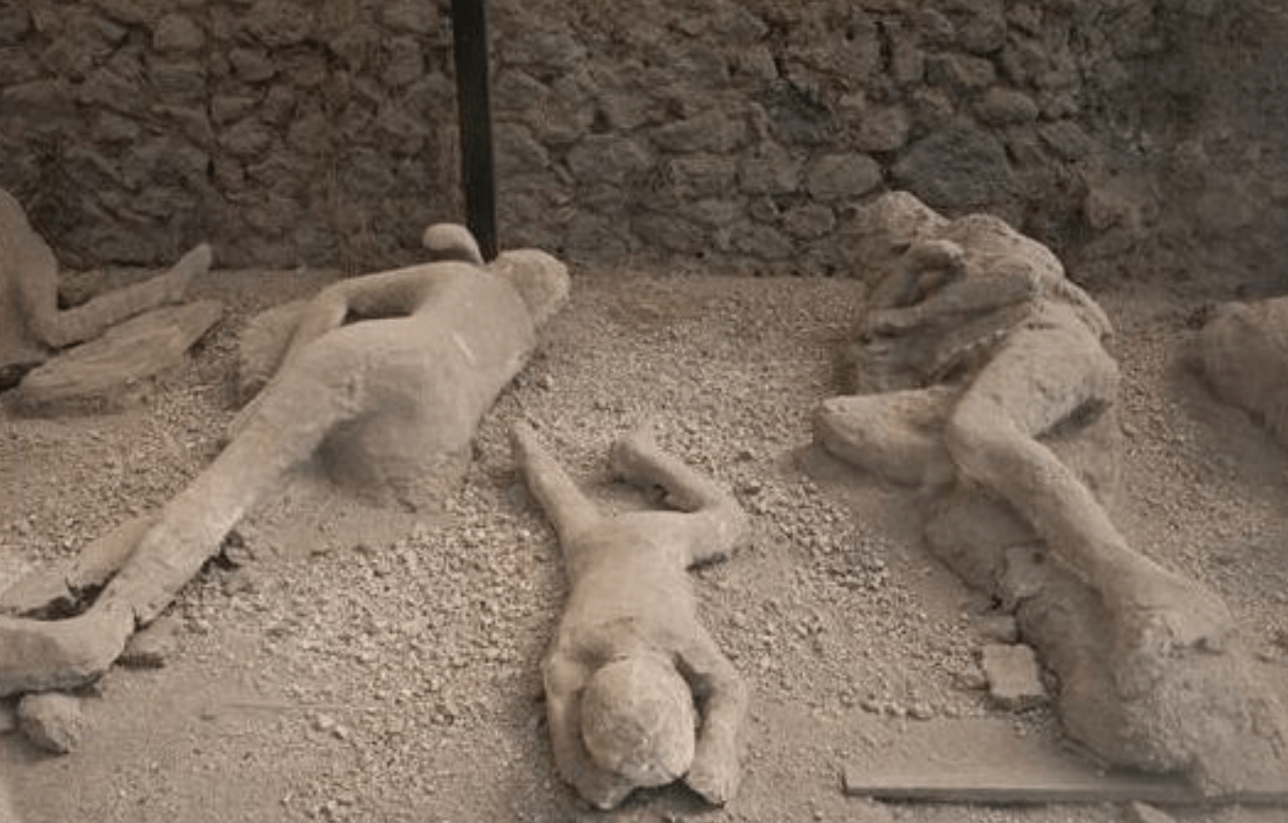 除此之外还刻有普里阿普斯的画像活着雕塑,因为他是生殖之神,被开妓院