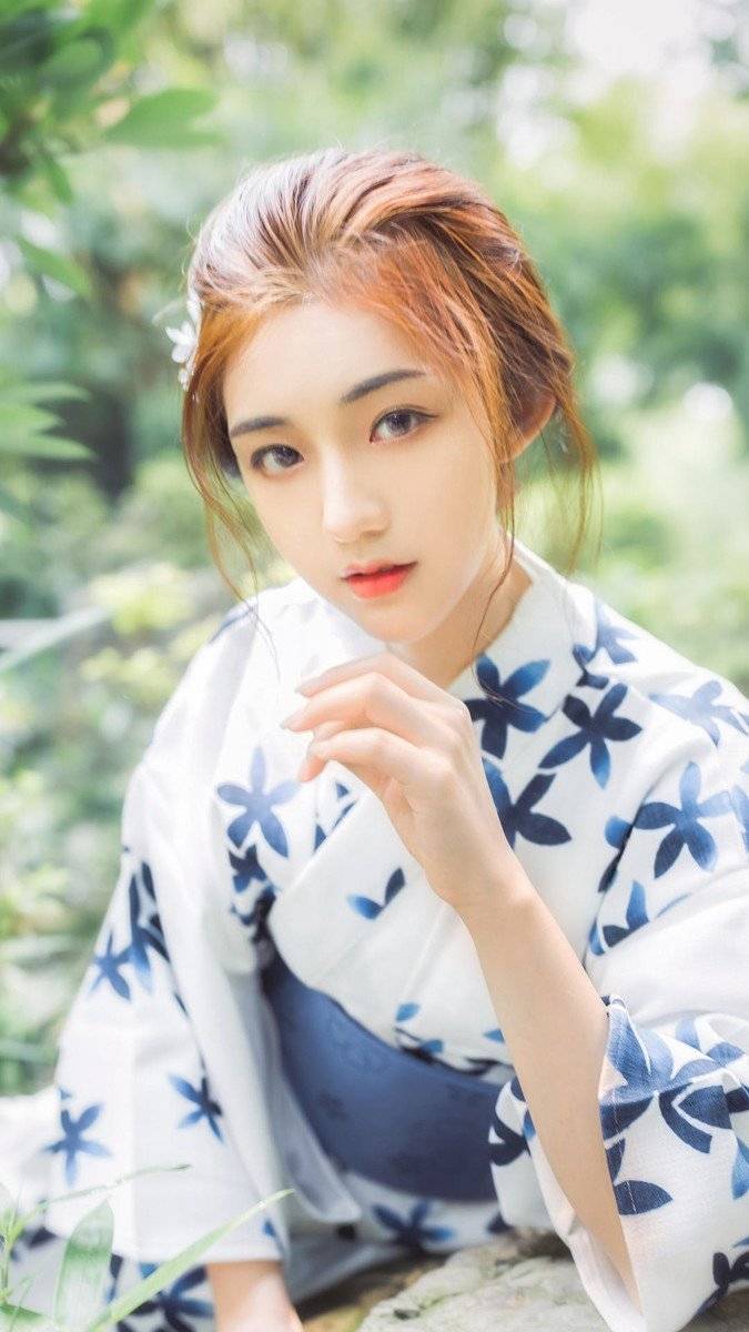 打油纸伞的蓝色花瓣和服女生