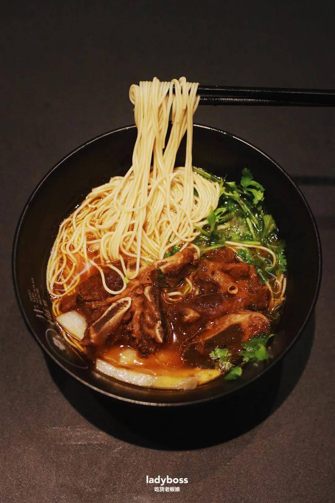 88元/碗还要排队吃的蟹粉拌面,终于从无锡开到苏州了!_排骨