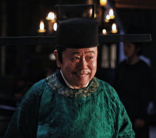 63岁潘长江头发乱糟糟地穿病号服却自嘲开心就好惹粉丝心疼