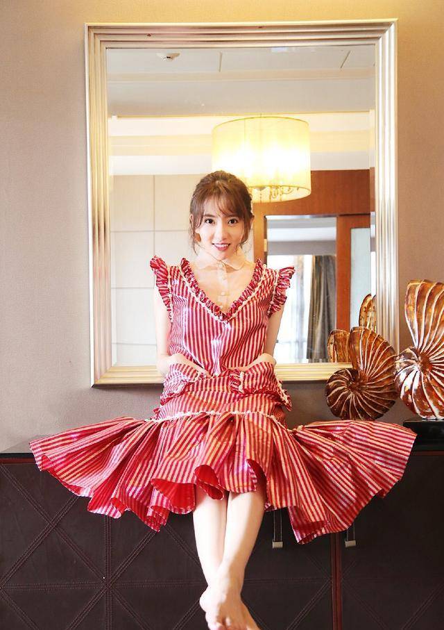 原创她是《爱情公寓》诺澜,今穿金色亮片衬衫裙,配丸子头甜美如少女