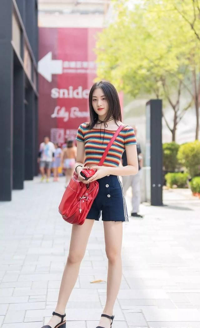 原创街拍:清新脱俗的美女,穿着时尚的包臀裙,女人味十足