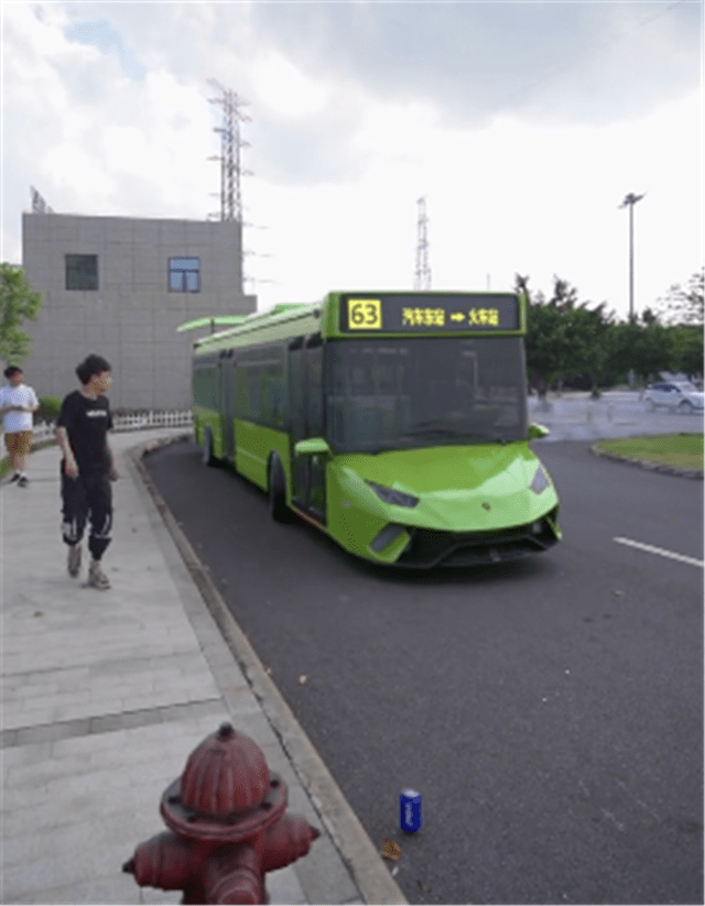 据悉,该款兰博基尼并非真正意义上的兰博基尼公交车,而是一种特效,只