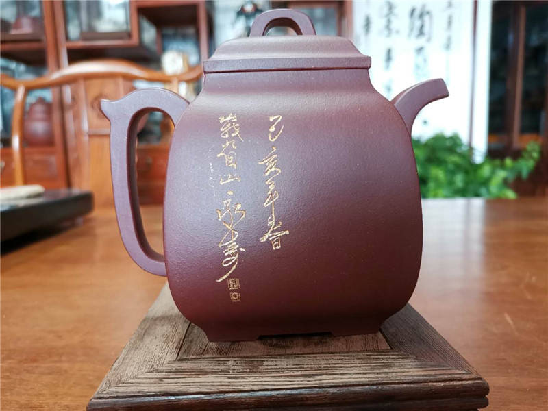 工艺美术师吴建荣在2019年为峨眉山大佛禅院定做《佛缘福源》紫砂壶