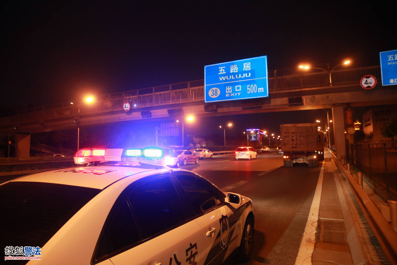 原创禁行时段进市区!昨晚北京西四环一带这些绿色渣土车排队被处罚