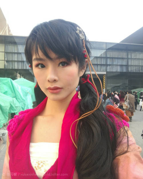 许可馨在美国发布新照片:一个人,一个世界