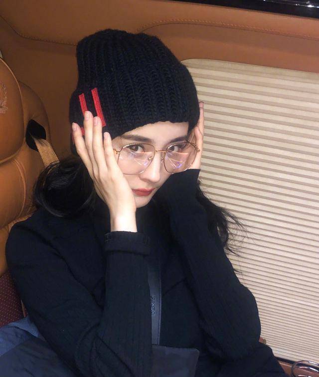 杨幂遮脸自拍照又来了,戴金边眼镜配针织帽,俏皮减龄美回18岁